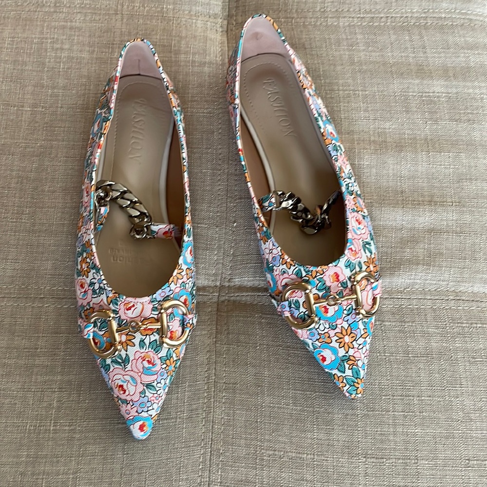 NWT Pointed Toe Chain Spring Flats Size 7.5